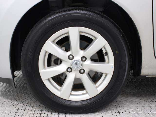 純正アルミホイールは精度が高く、走行の安定性が優れています。タイヤサイズ185/65R15