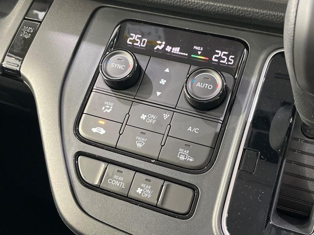 【オートエアコン】一度お好みの温度に設定すれば、車内の温度を検知し風量や温度を自動で調整。暑い…寒い…と何度もスイッチ操作をする必要はありません。快適な車内空間には必須の機能ですね♪