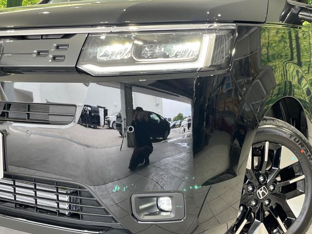 【LEDヘッドライト】悪天候や夜間走行時も良好な視界を確保し安心して運転できる高輝度LEDヘッドライトを装備！点灯速度が早く、消費電力も抑えられています。