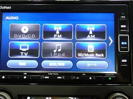 ホンダ純正ナビなのでダッシュボードにスッキリと収まっています。土地勘の無い所でも道に迷わず安心ですね！。AVも色々視聴でるのでドライブも楽しくなりますよ！