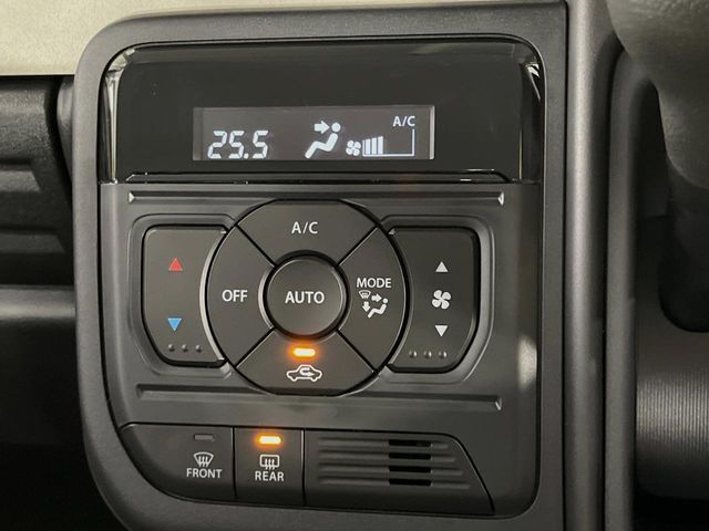 【オートエアコン】一度お好みの温度に設定すれば、車内の温度を検知し風量や温度を自動で調整。暑い…寒い…と何度もスイッチ操作をする必要はありません。快適な車内空間には必須の機能ですね♪