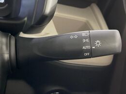 【オートライト】周りの明るさに応じて自動でヘッドライトの点灯・消灯ができる機能です！ライトの付け忘れ・消し忘れなどが無くなり、雨の日や夕方の走行も安心！トンネル通過時も便利ですね♪