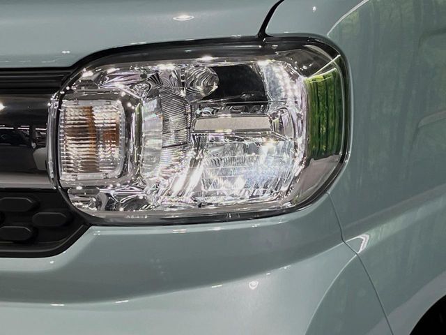 【LEDヘッドライト】悪天候や夜間走行時も良好な視界を確保し安心して運転できる高輝度LEDヘッドライトを装備！点灯速度が早く、消費電力も抑えられています。