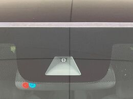 【ホンダセンシング】走行中に前方の車両等を認識し、衝突しそうな時は警報とブレーキで衝突回避と被害軽減をアシスト。より安全にドライブをお楽しみいただけます。