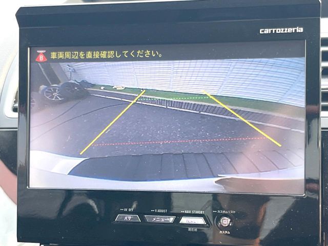 【バックカメラ】駐車時に後方がリアルタイム映像で確認できます。大型商業施設や立体駐車場での駐車時や、夜間のバック時に大活躍！運転スキルに関わらず、今や必須となった装備のひとつです！