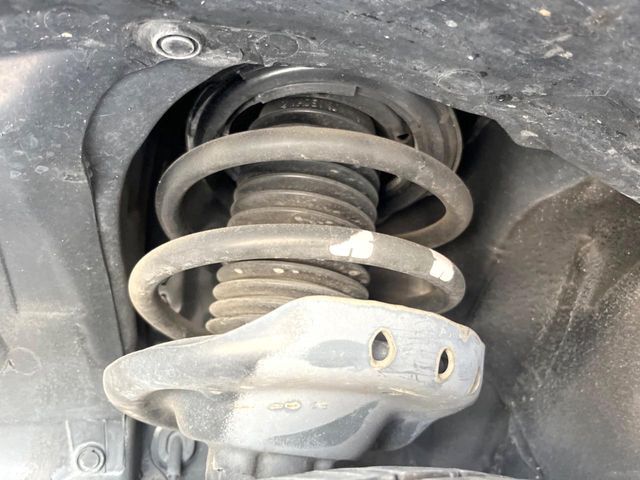 お車を安心してお乗りいただく為には、足回りの定期点検が欠かせません。サービスサポート（有償保証）では無料点検もご提供しており、安心のカーライフをお過ごしいただけるサポート体制が整っています。