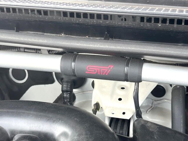【STIタワーバー】お車の剛性を高めるタワーバーを装備。よりスムーズなコーナリング走行が可能となり、走りも楽しめます。