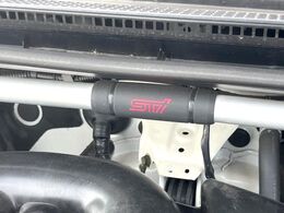 【STIタワーバー】お車の剛性を高めるタワーバーを装備。よりスムーズなコーナリング走行が可能となり、走りも楽しめます。