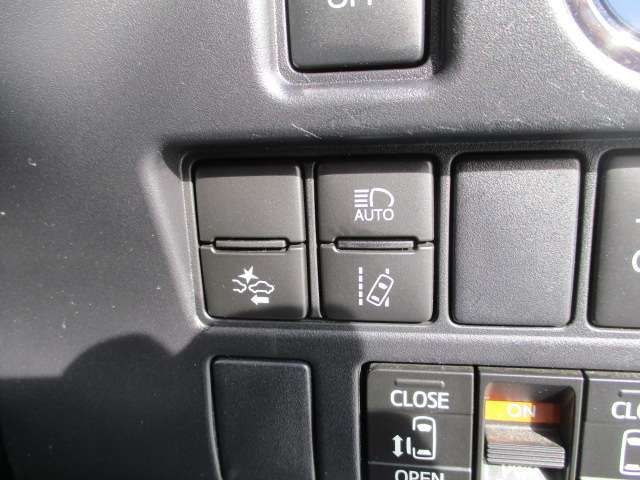 トヨタセーフティーセンスは衝突回避支援ブレーキ機能で先行車との衝突の危険性が高まった場合に緊急ブレーキで減速して回避したり被害を軽減と危険を察知してくれます。いざ、という時に心強いです。