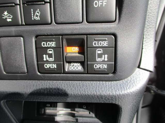 両側にパワースライドドアが装備されていると、小さいお子様やご年配のかたも、簡単にスライドドアが開閉できます。また、ドライバー席からも開閉が出来ますのでとても便利です。