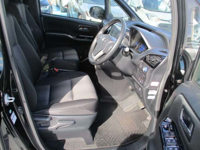 内装ルームクリーニング済みです。しっかり綺麗にしていますので、是非、お確かめください。納車時にはもう一度キレイにいたしますよ！