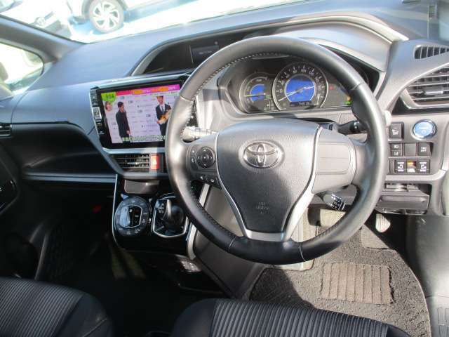 ステアリングスイッチにて細かな車両表示設定もカスタマイズ出来ます。