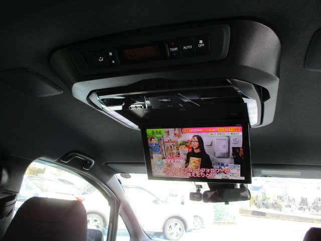 フリップダウンモニターも装着しており　TVやDVD鑑賞も出来ます。