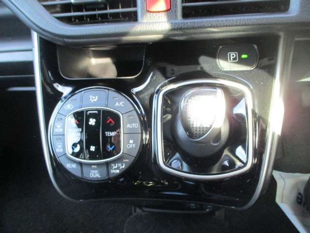ドライブモードセレクトも装備しており　ノーマル・エコの走行モードを選択出来ます。シートヒーターの調整機能も付いております。