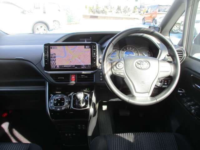 オートエアコン付きですので、運転に集中したまま温度調節が可能です。こうゆう細かな装備が想像以上に重宝します。