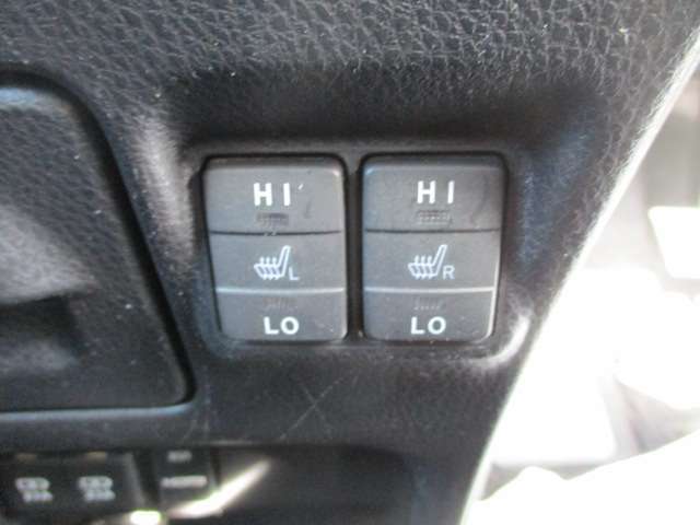 シートヒーターも装備しております。