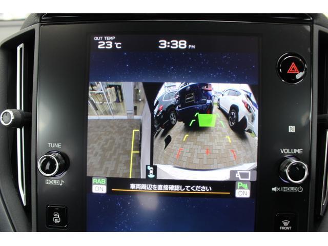 リバース時のサイドとバックカメラの映像です。リヤバンパーに付いている障害物センサーの作動時状況も一緒に表示。どのセンサーがどの程度後方物体に近づいているかを四角い表示と色とブザーで教えてくれます。