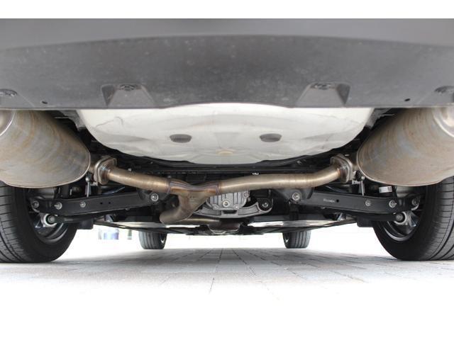 車両の下回り、後方より撮影。マフラーとシャーシに軽微なサビがございますが程度良好です。
