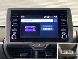 ディスプレイオーディオ連動のETC付きです。高速道路料金所での小銭の出し入れや雨天時における窓の開け閉めなどの煩わしさが解消できます。料金所の通過もスムーズで快適ですよ。
