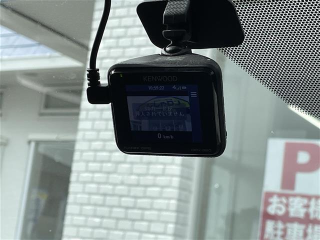 後部座席を快適に過ごしていただくための便利な装備が付いています！