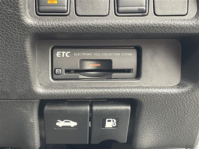 有料道路を利用する際に料金所で停止することなく通過できる、ETC車載器(ノンストップ自動料金収受システム機能)が装備されています。セットアップを行うことで利用可能になります。