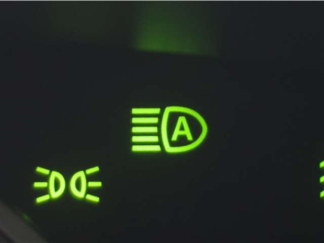 オートマチックハイビームとは、先行車や対向車のライトを認識し、ハイビームとロービームを自動で切り替える機能です。夜道の視界を確保します。詳細は販売店スタッフまでお尋ね下さい。