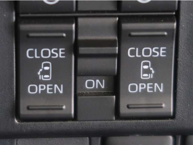 両側パワースライドドア付きだから、狭い駐車スペース等での乗り降り楽々！小さなお子様のいるご家庭には嬉しい装備。