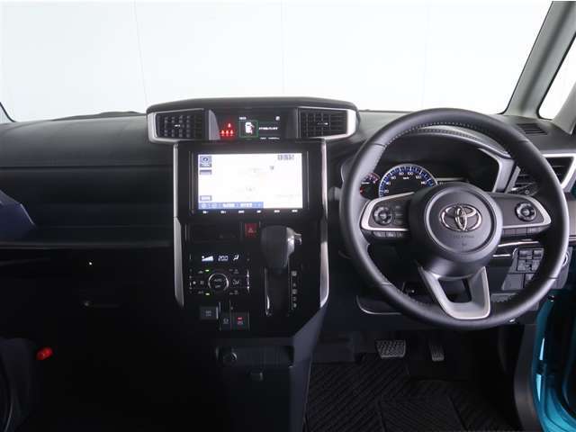 スタイリッシュなデザインのインパネ。各操作スイッチは使い易い位置に配置されてます。