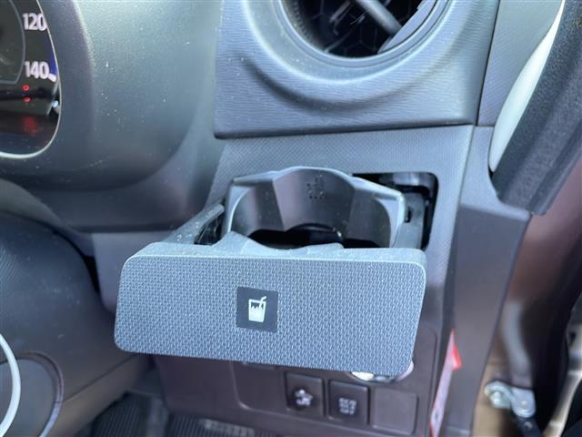 【ドリンクホルダー】長時間のドライブを快適に過ごすために、必須の車内アイテムですよね！