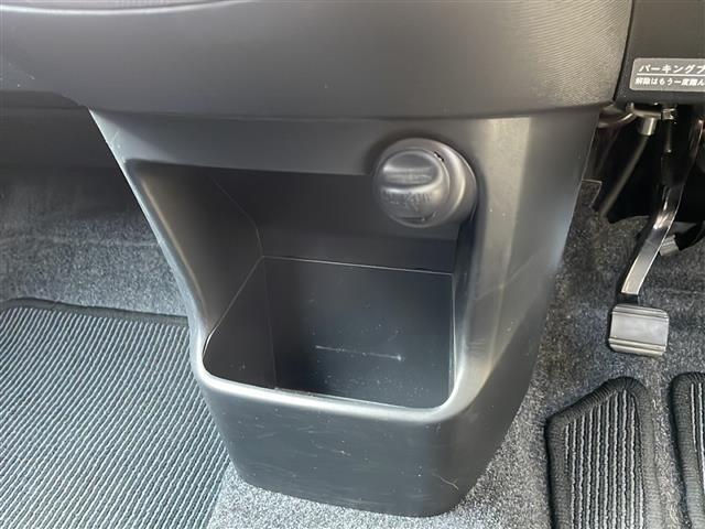 フロアマット搭載です！車内が汚れるのを防ぎます！！