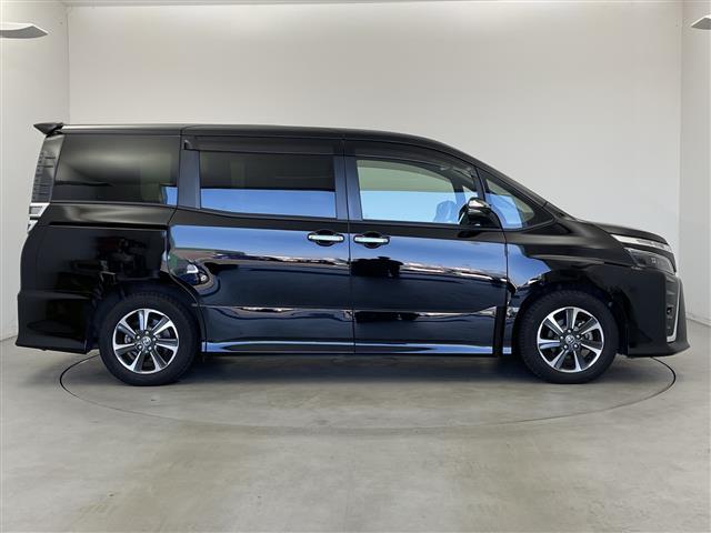 【右】商談ルームには「キッズスペース」を完備しています。DVD、ブロック、絵本、おままごとセット。お子様連れでも、ゆっくりとお車をお選びいただけます！