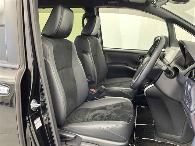 【運転席】座り心地が良いシートなので長時間の運転でも快適にお過ごしいただけます。新品のフロアマットのご注文も可能です。掲載箇所以外にご希望の写真がございましたらお気軽にお問い合わせ下さい。