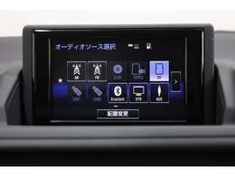 純正8インチナビで、フルセグTVやDVDも楽しめますね。ほかにもミュージックサーバーやBluetoothオーディオ、CD再生などソースはしっかり揃っています。