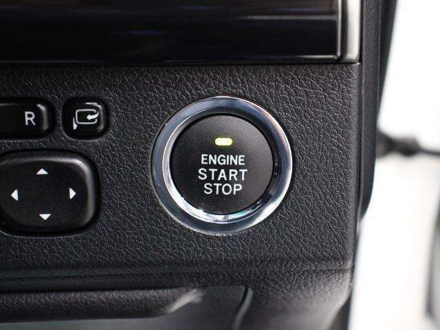 スマートキーを携帯していれば、ブレーキを踏みながらエンジンスイッチを押すだけで、エンジンが始動します。