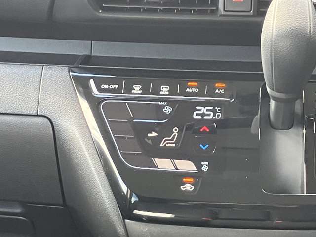 タブレット端末のようなタッチパネル式のオートエアコン採用。凹凸のない滑らかな表面で操作感を高めています。
