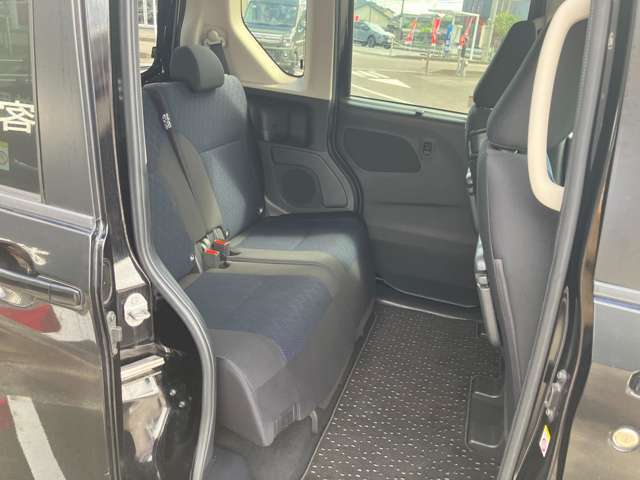 軽とは思えないほどの室内空間。リヤシート空間も足が組めるほど広く、4人乗車でもリラックスしてドライブが楽しめます。