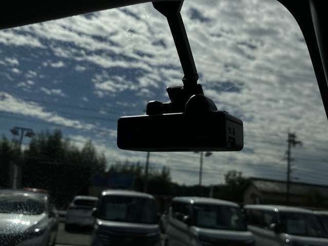 日産純正ドライブレコーダはオールインワンタイプ、フルハイビジョン録画対応で高精細な映像を記録できます。記録した映像は、ナビゲーションでその場で確認できます。