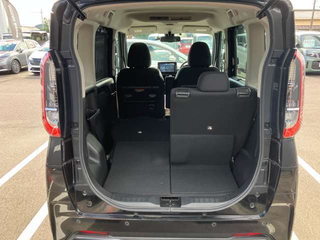 リヤシートは5：5分割で倒せます。リヤシートを前方に倒せば、大きな荷物も載せられます