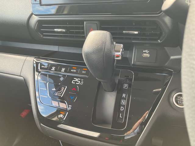 ダッシュにシフトレバーが配置され足元が広く、サイドスルーもしやすい設計です。