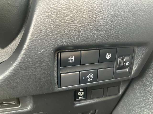 前方の車両や歩行者に対して衝突する可能性が高まると、衝突被害軽減ブレーキを作動させます。さらにペダルの踏み間違いによる急発進を抑制する踏み間違い衝突防止アシストを装備。