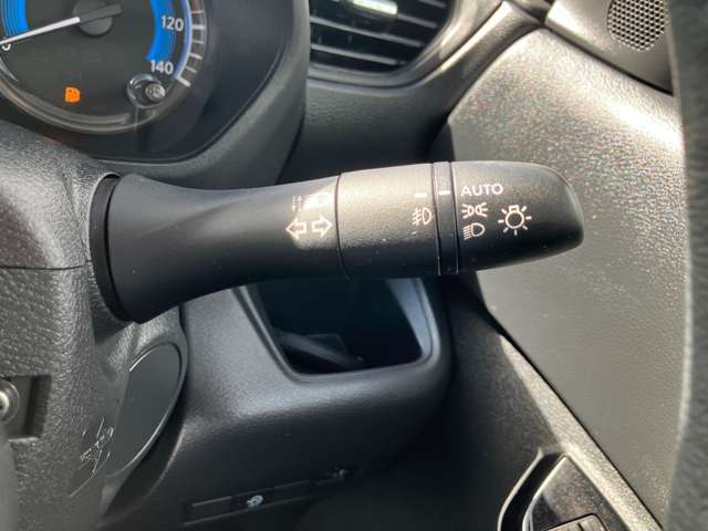 オートライトついてます。思いやりライト機能で夕暮れや雨天時のワイパー使用時に自動でヘッドライトを点灯させます。