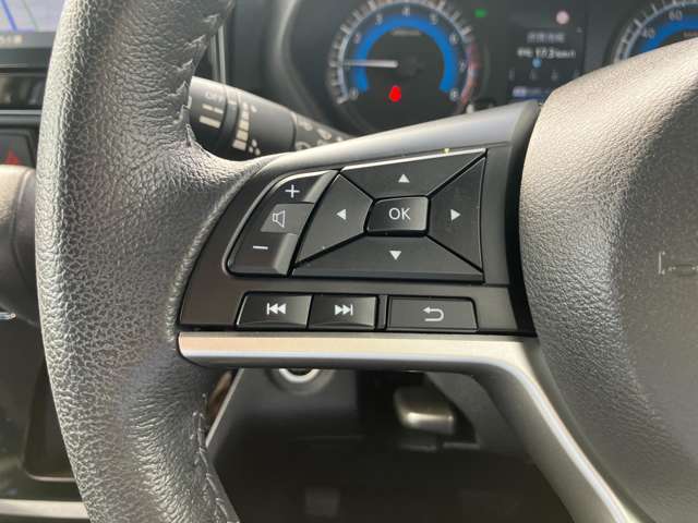 走行中でも、ハンドルから手を離さずオーディオ操作ができるステアリングスイッチ