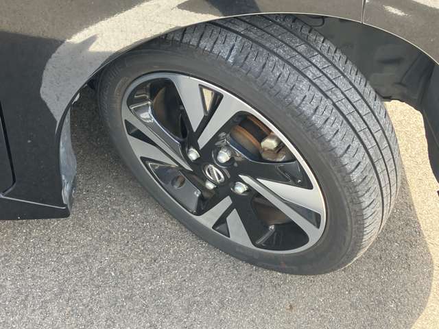 足元を引き締める14インチタイヤと純正アルミホイール装備、スチールホイールより軽く低燃費に貢献します。