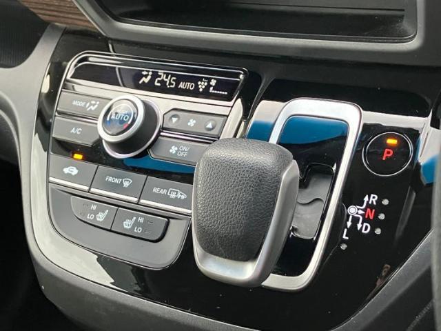 WECARSの展示場では実際に見て、触ってお車をお選びいただけます！知識の豊富な営業スタッフが様々なカーライフをご提案いたします！