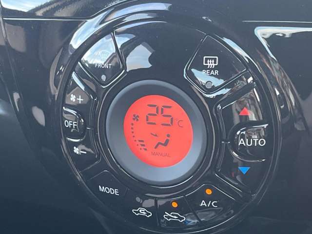 【オートエアコン】一度お好みの温度に設定すれば、車内の温度を検知し風量や温度を自動で調整。暑い…寒い…と何度もスイッチ操作をする必要はありません。快適な車内空間には必須の機能ですね♪