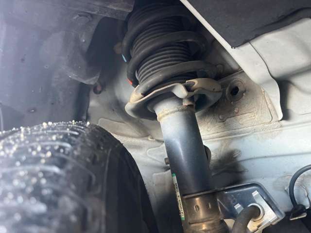お車を安心してお乗りいただく為には、足回りの定期点検が欠かせません。サービスサポート（有償保証）では無料点検もご提供しており、安心のカーライフをお過ごしいただけるサポート体制が整っています。