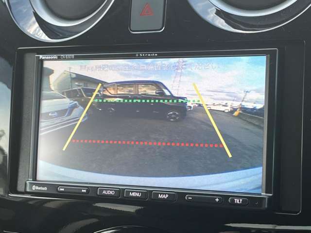 【バックカメラ】駐車時に後方がリアルタイム映像で確認できます。大型商業施設や立体駐車場での駐車時や、夜間のバック時に大活躍！運転スキルに関わらず、今や必須となった装備のひとつです！