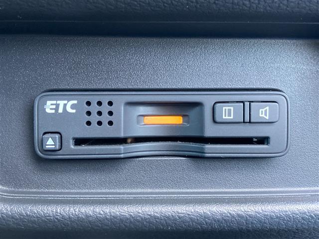 【ETC】有料道路を利用する際に料金所で停止することなく通過できる、ETC車載器（ノンストップ自動料金収受システム機器）が装備されています。セットアップを行うことで利用可能になります。