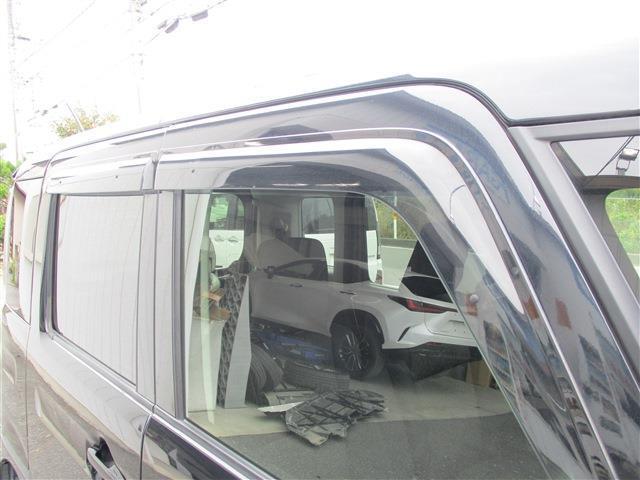 ドアバイザーが付いておりますので雨の日でも外気の取り入れが可能です！あると便利なパーツです！