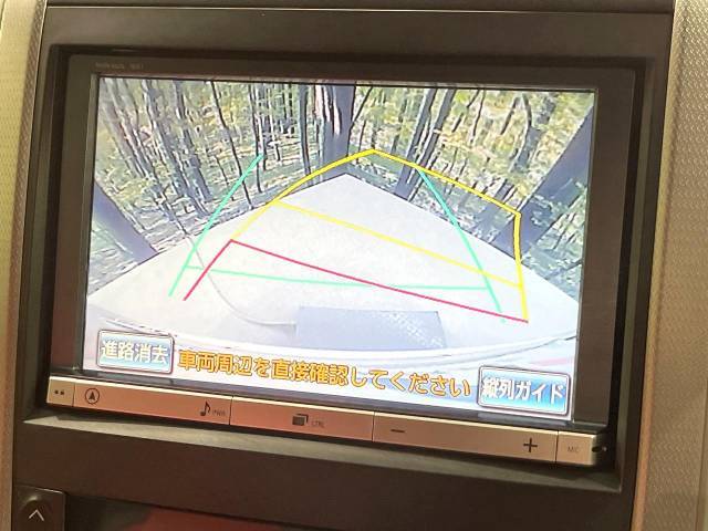 【バックカメラ】駐車時に後方がリアルタイム映像で確認できます。大型商業施設や立体駐車場での駐車時や、夜間のバック時に大活躍！運転スキルに関わらず、今や必須となった装備のひとつです！